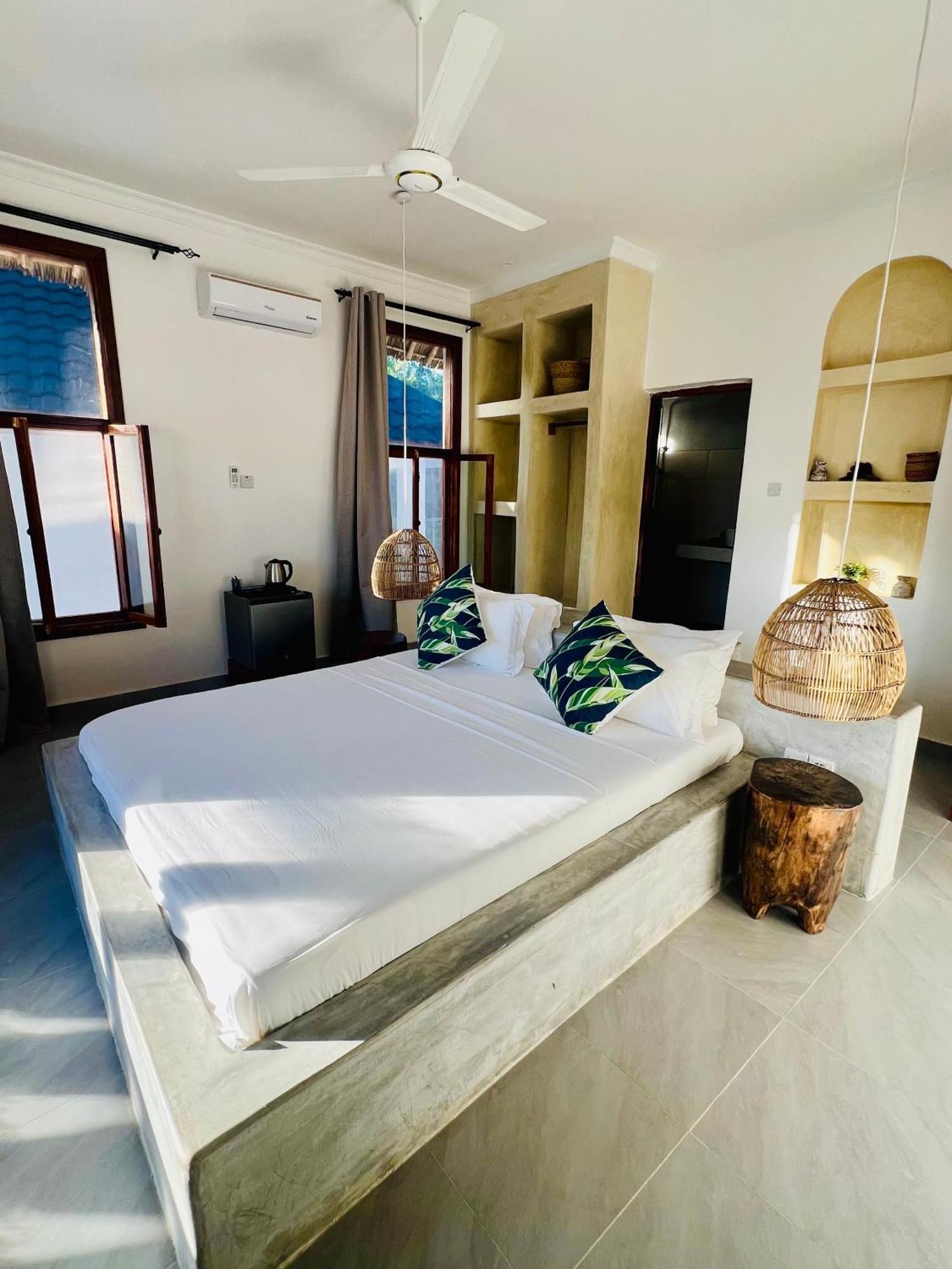 Mnana Beach Bungalows Pingwe Extérieur photo