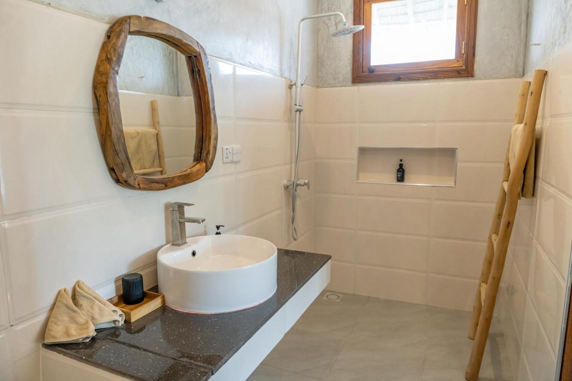 Mnana Beach Bungalows Pingwe Extérieur photo